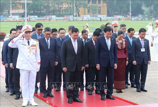 Thủ tướng Campuchia Samdech Hun Manet vào Lăng viếng Chủ tịch Hồ Chí Minh- Ảnh 2.