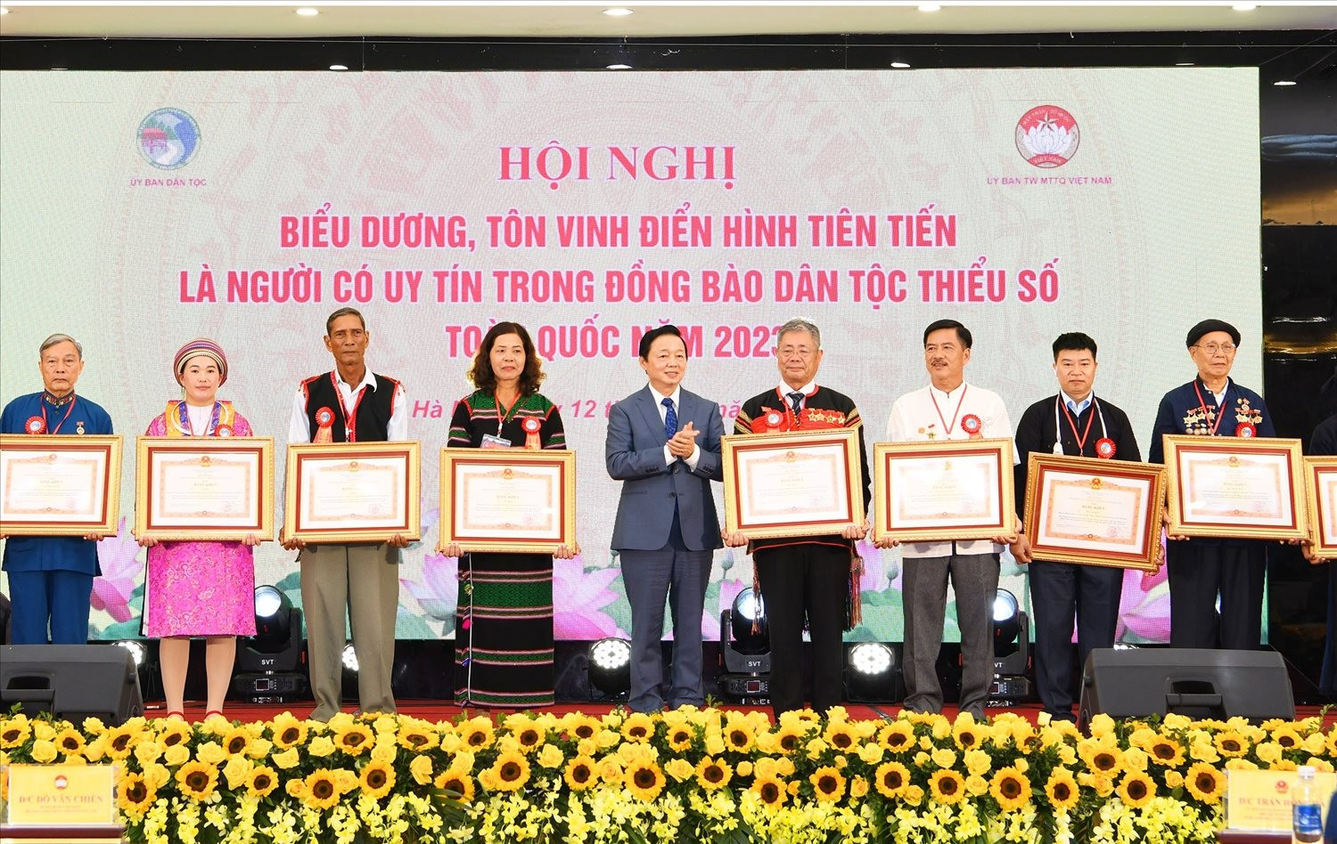 Trân trọng, tôn vinh những đóng góp quý báu của người có uy tín trong đồng bào dân tộc thiểu số