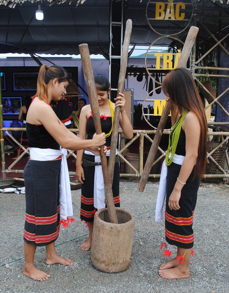 anh-bai-nguoi-ca-dong-duoi-chan-nui-ngoc-linh-1.jpg