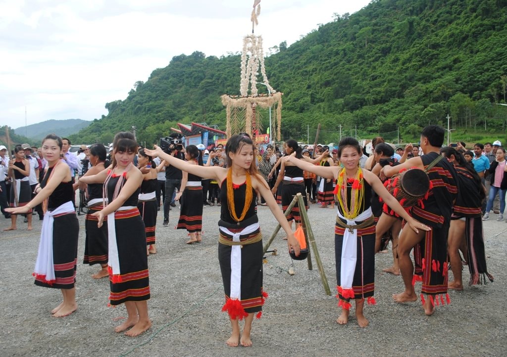 anh-bai-nguoi-ca-dong-duoi-chan-nui-ngoc-linh-2.jpg