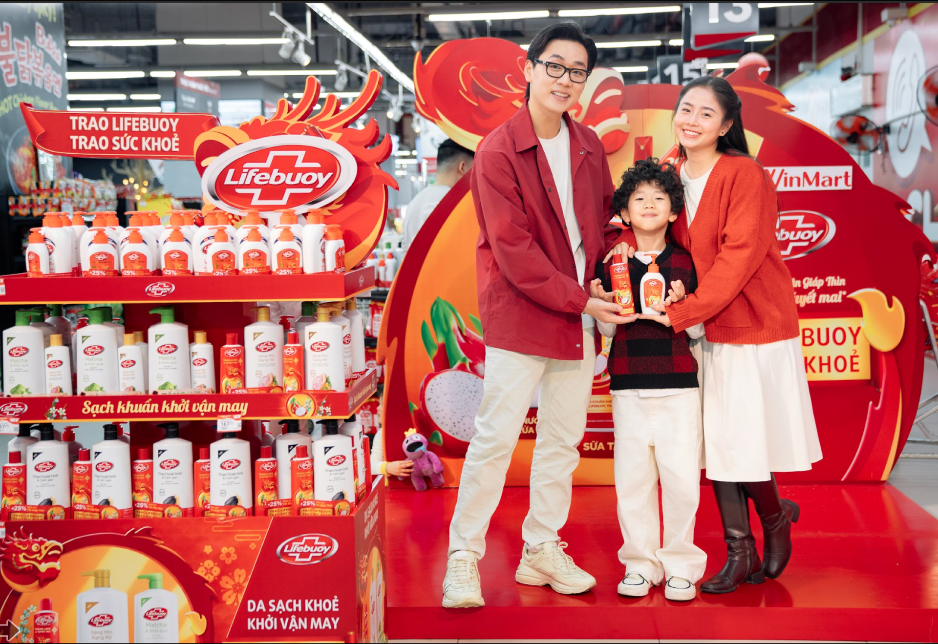 gia-dinh-nha-dau-tai-su-kien-ra-mat-san-pham-moi-cua-lifebuoy-o-winmart-times-city.png