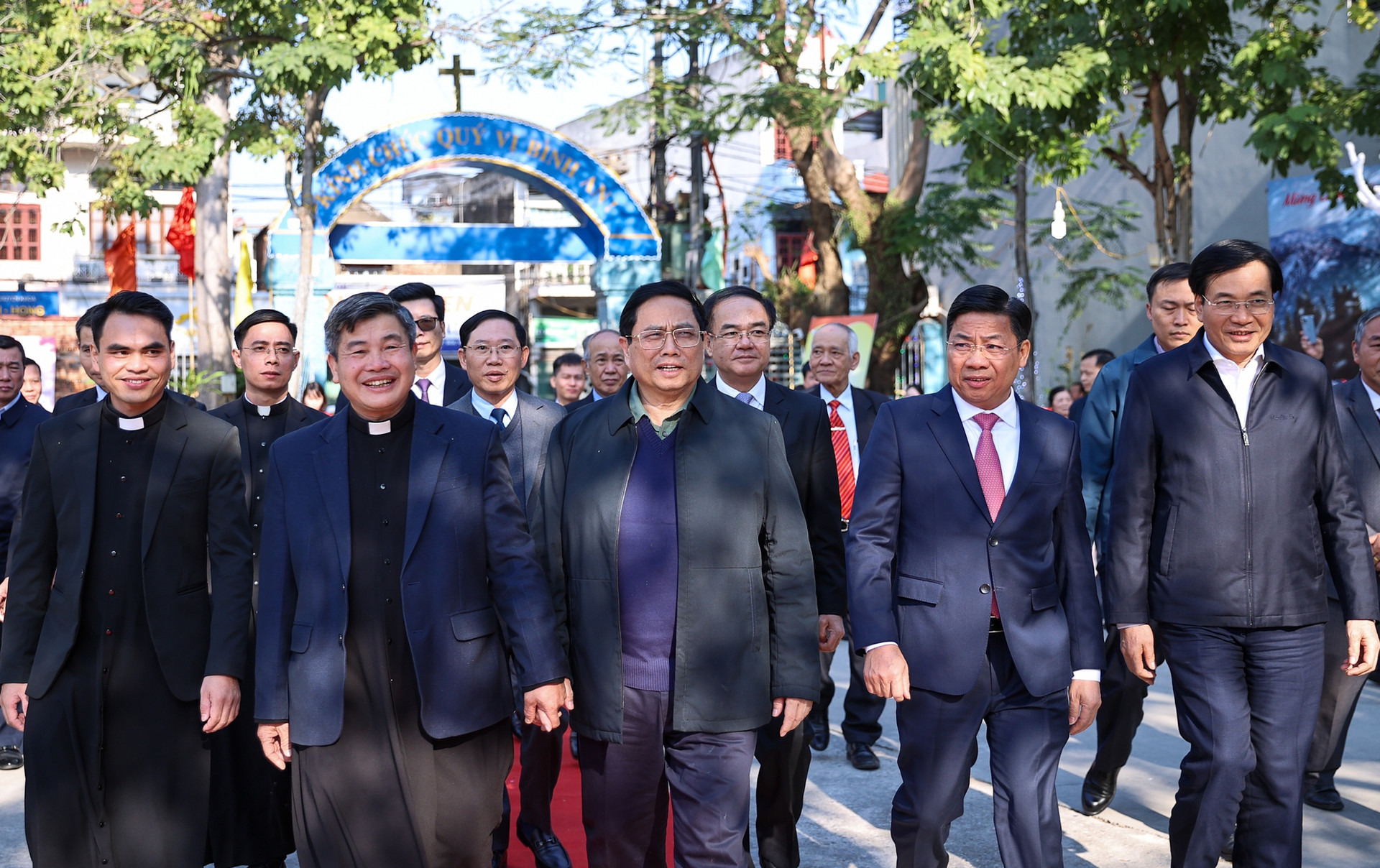 Thủ tướng chuyển lời chúc mừng Giáng sinh của Tổng Bí thư Nguyễn Phú Trọng tới đồng bào Công giáo- Ảnh 1.