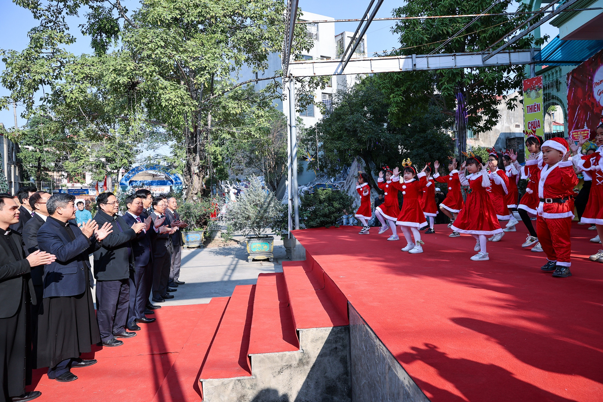 Thủ tướng chuyển lời chúc mừng Giáng sinh của Tổng Bí thư Nguyễn Phú Trọng tới đồng bào Công giáo- Ảnh 2.