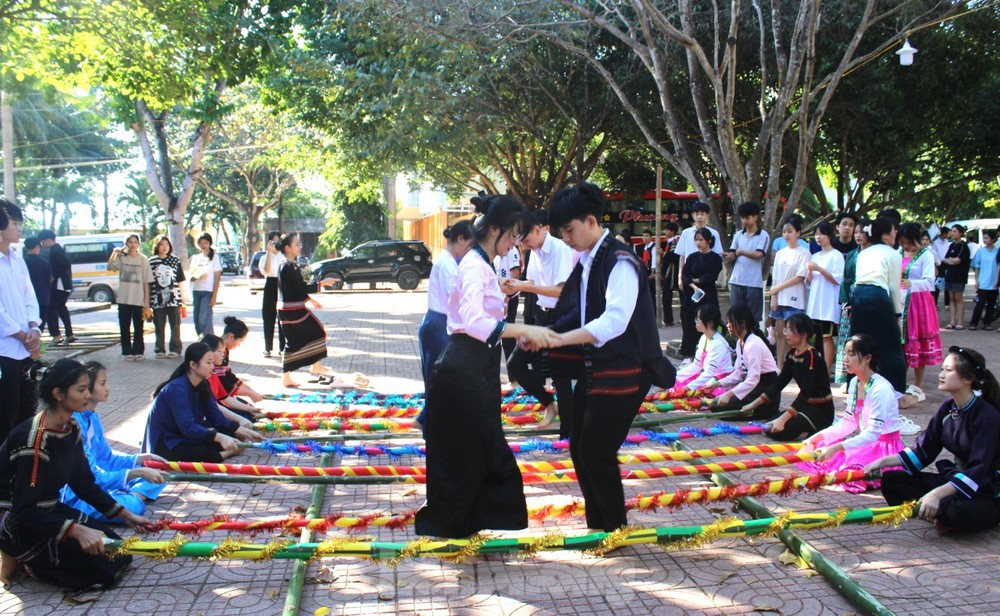 Gieo tình yêu văn hoá truyền thống cho học sinh dân tộc thiểu số