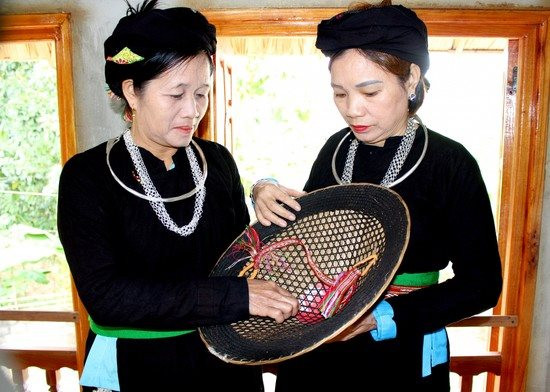 Người Tày Xuân Giang gìn giữ nghề truyền thống đan nón lá hai mê