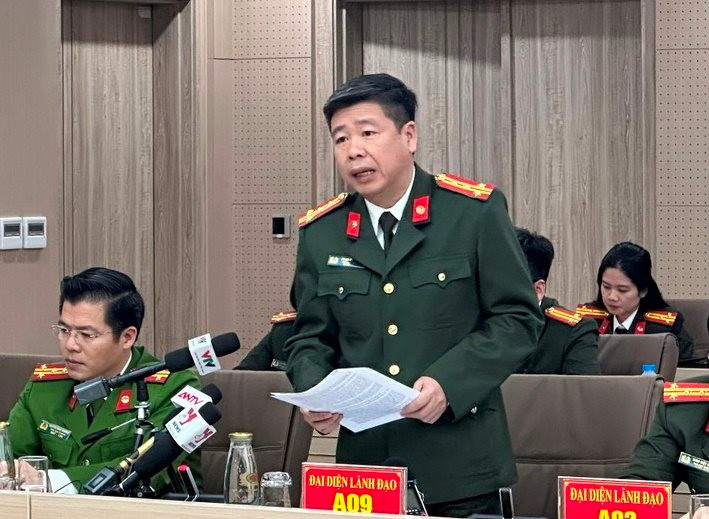 Đại tá Phan Thành Bá thông tin tại buổi họp báo