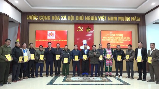 Khen thưởng người có uy tín trong vùng đồng bào dân tộc Mông năm 2023