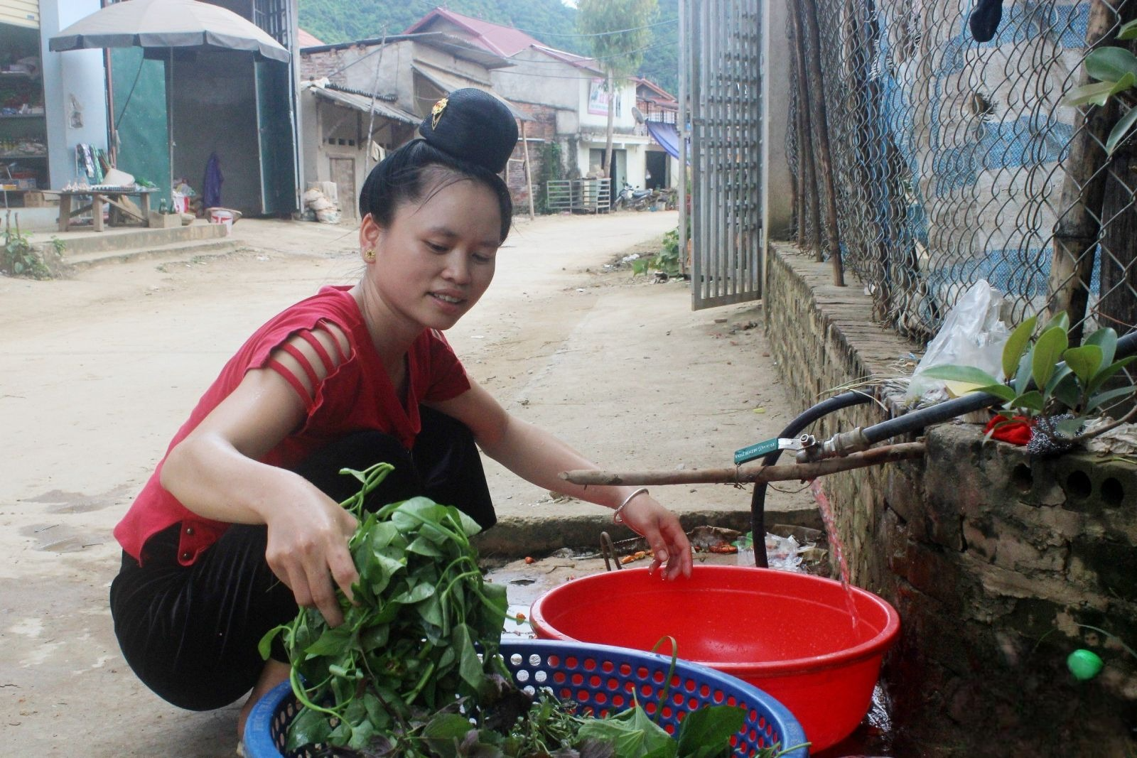 Cung cấp nước sinh hoạt hợp vệ sinh cho đồng bào dân tộc thiểu số
