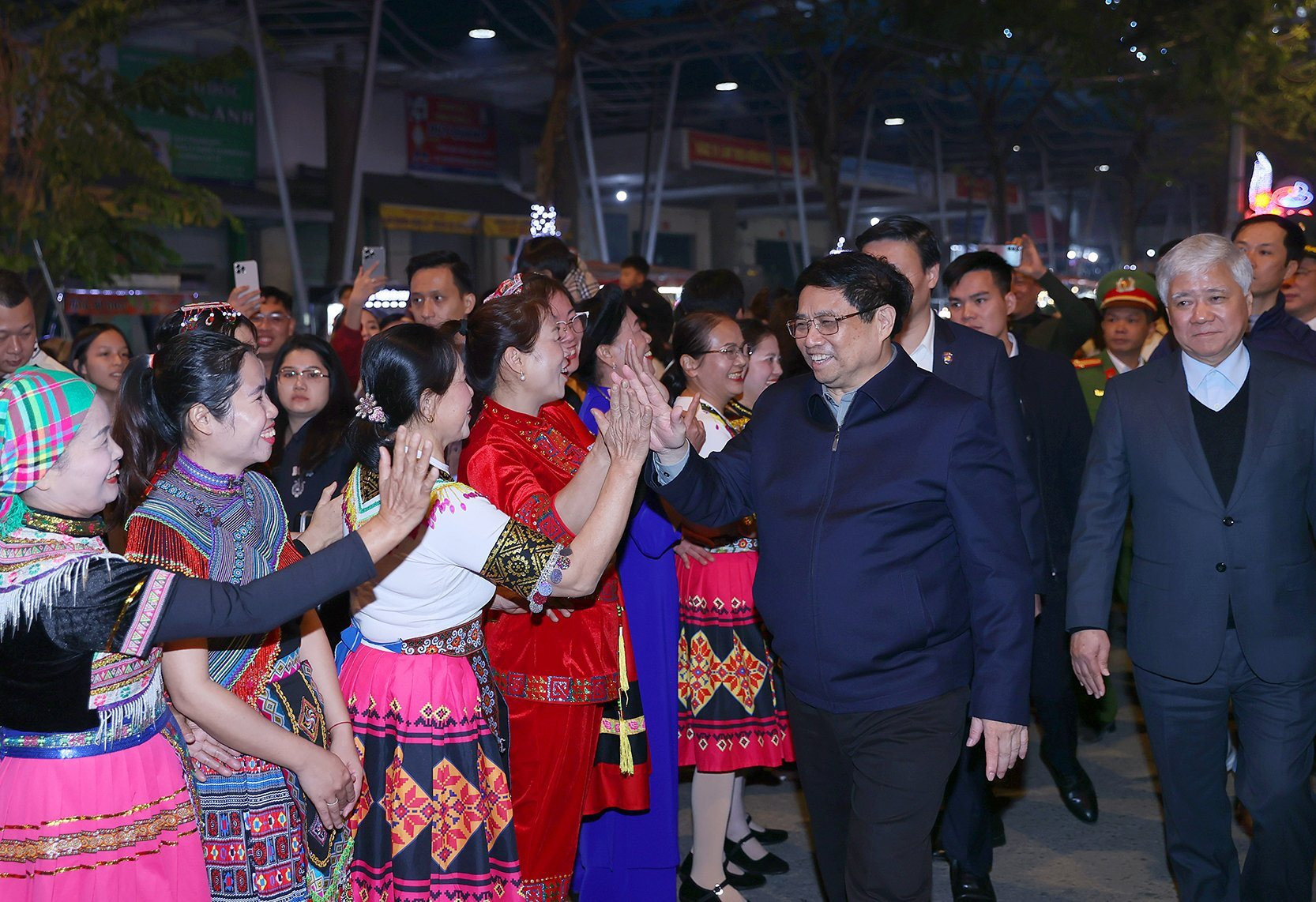 Thủ tướng cùng nhân dân tỉnh biên giới Cao Bằng đón năm mới 2024