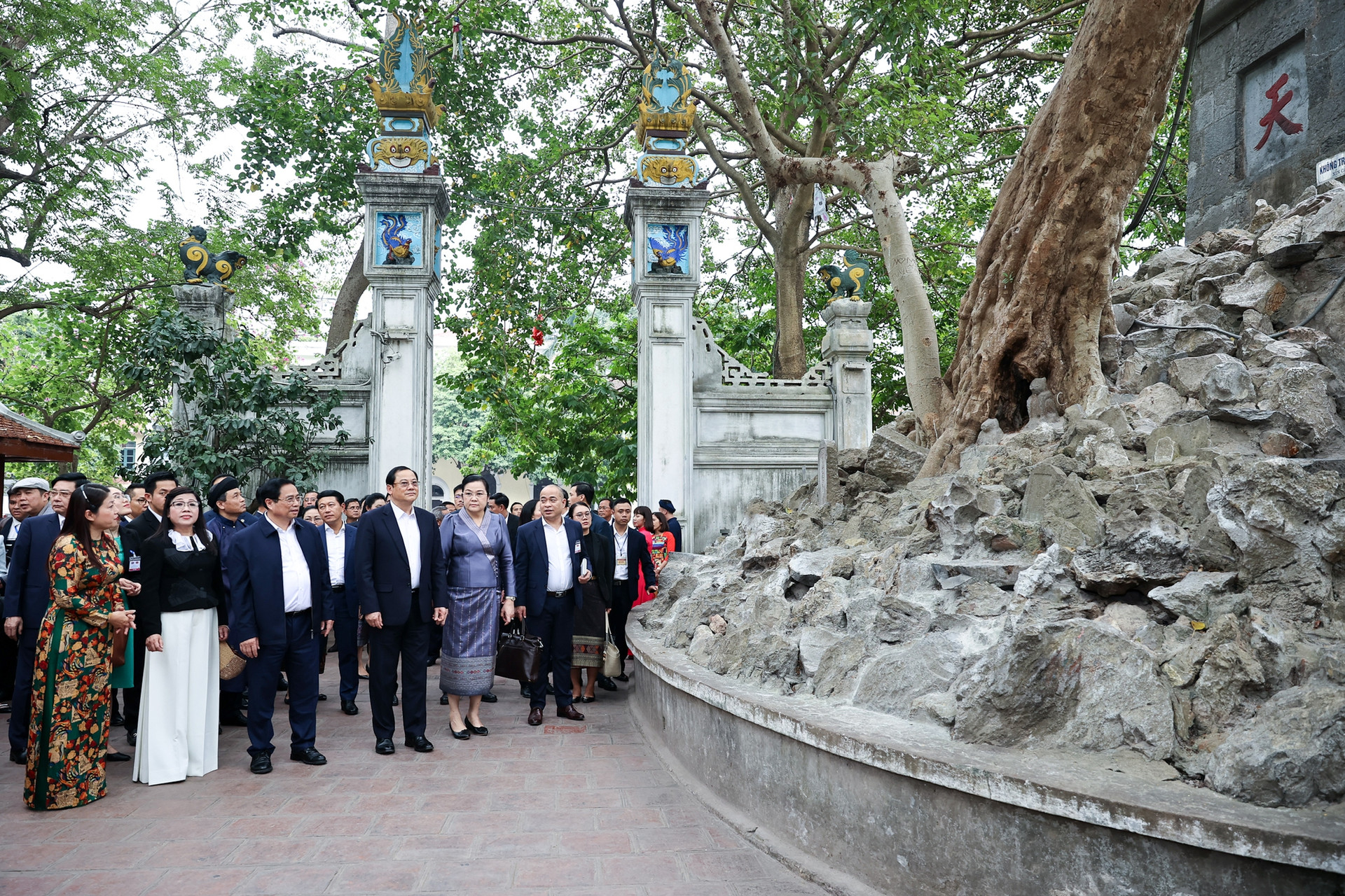 Thủ tướng Phạm Minh Chính, Thủ tướng Lào Sonexay Siphandone cùng hai Phu nhân thăm đền Ngọc Sơn, hồ Hoàn Kiếm- Ảnh 2.
