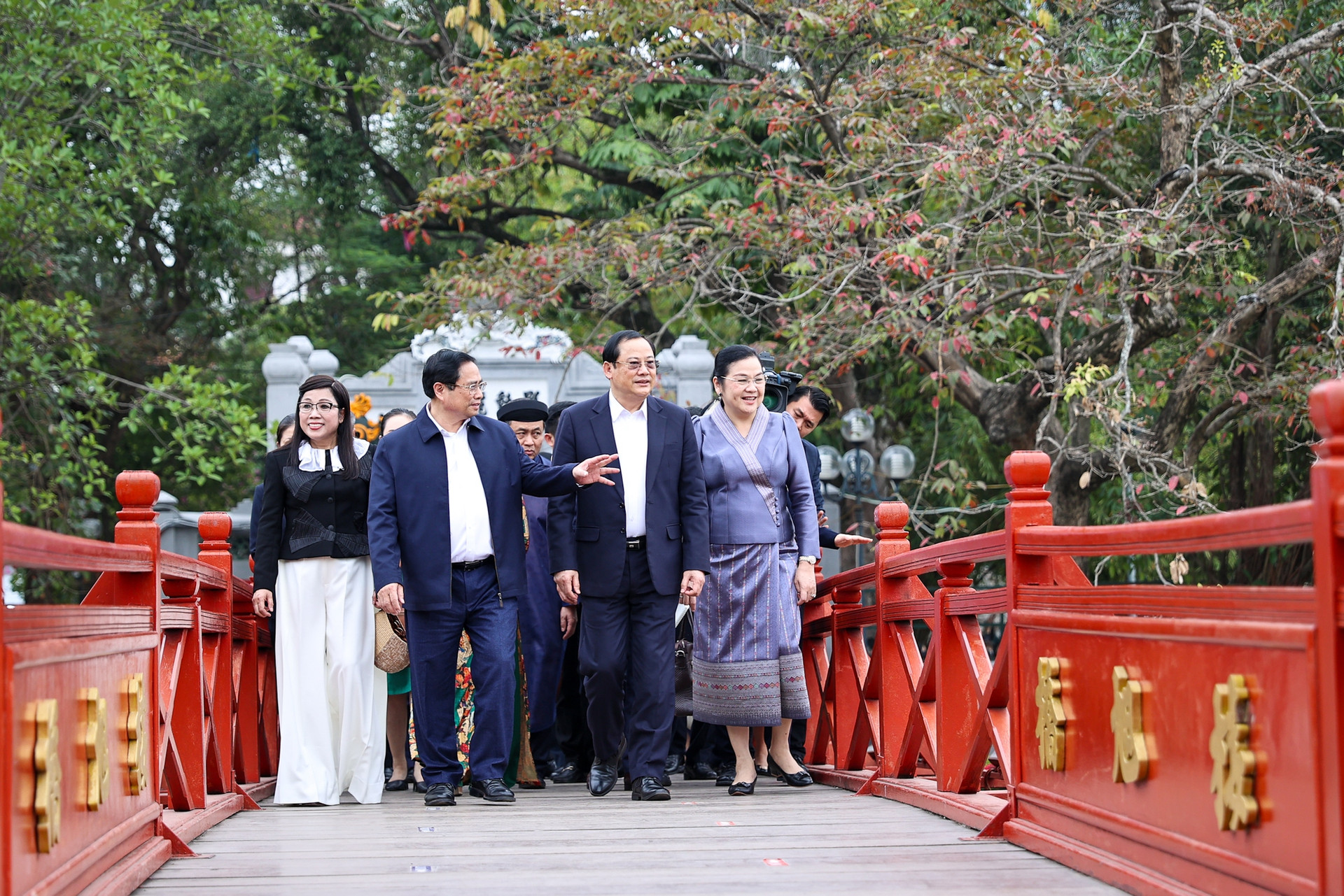 Thủ tướng Phạm Minh Chính, Thủ tướng Lào Sonexay Siphandone cùng hai Phu nhân thăm đền Ngọc Sơn, hồ Hoàn Kiếm- Ảnh 3.
