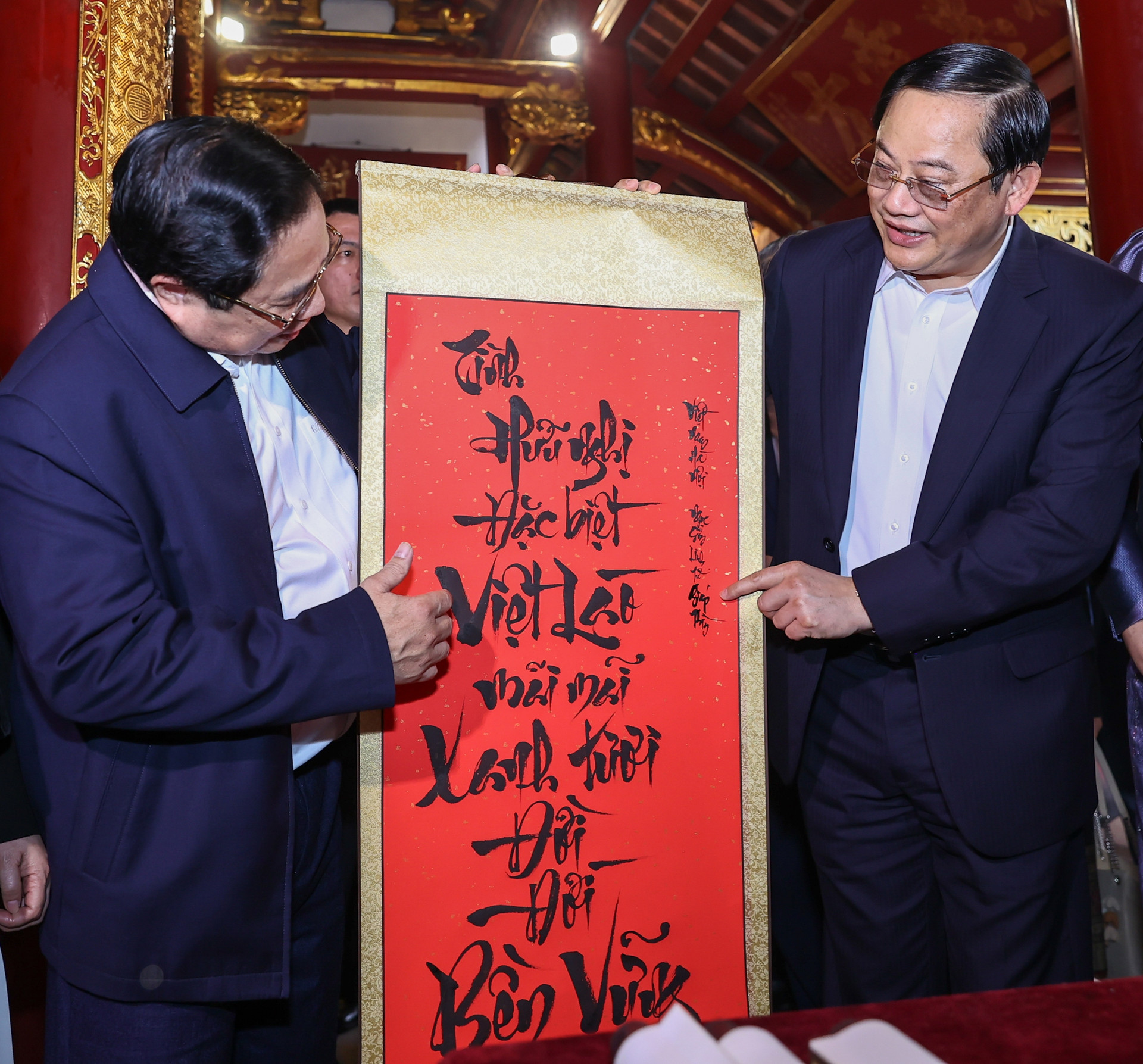 Thủ tướng Phạm Minh Chính, Thủ tướng Lào Sonexay Siphandone cùng hai Phu nhân thăm đền Ngọc Sơn, hồ Hoàn Kiếm- Ảnh 5.