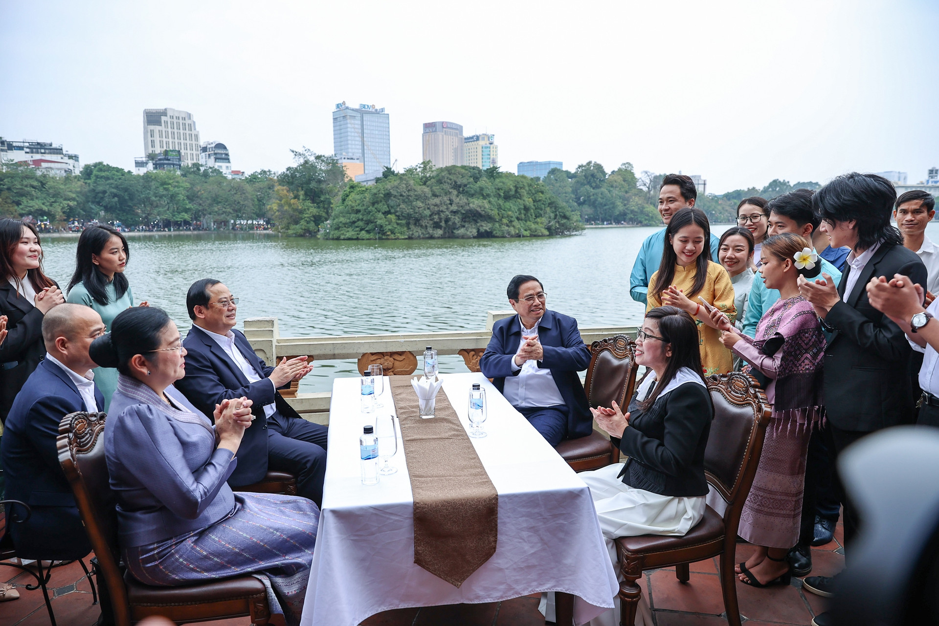 Thủ tướng Phạm Minh Chính, Thủ tướng Lào Sonexay Siphandone cùng hai Phu nhân thăm đền Ngọc Sơn, hồ Hoàn Kiếm- Ảnh 10.