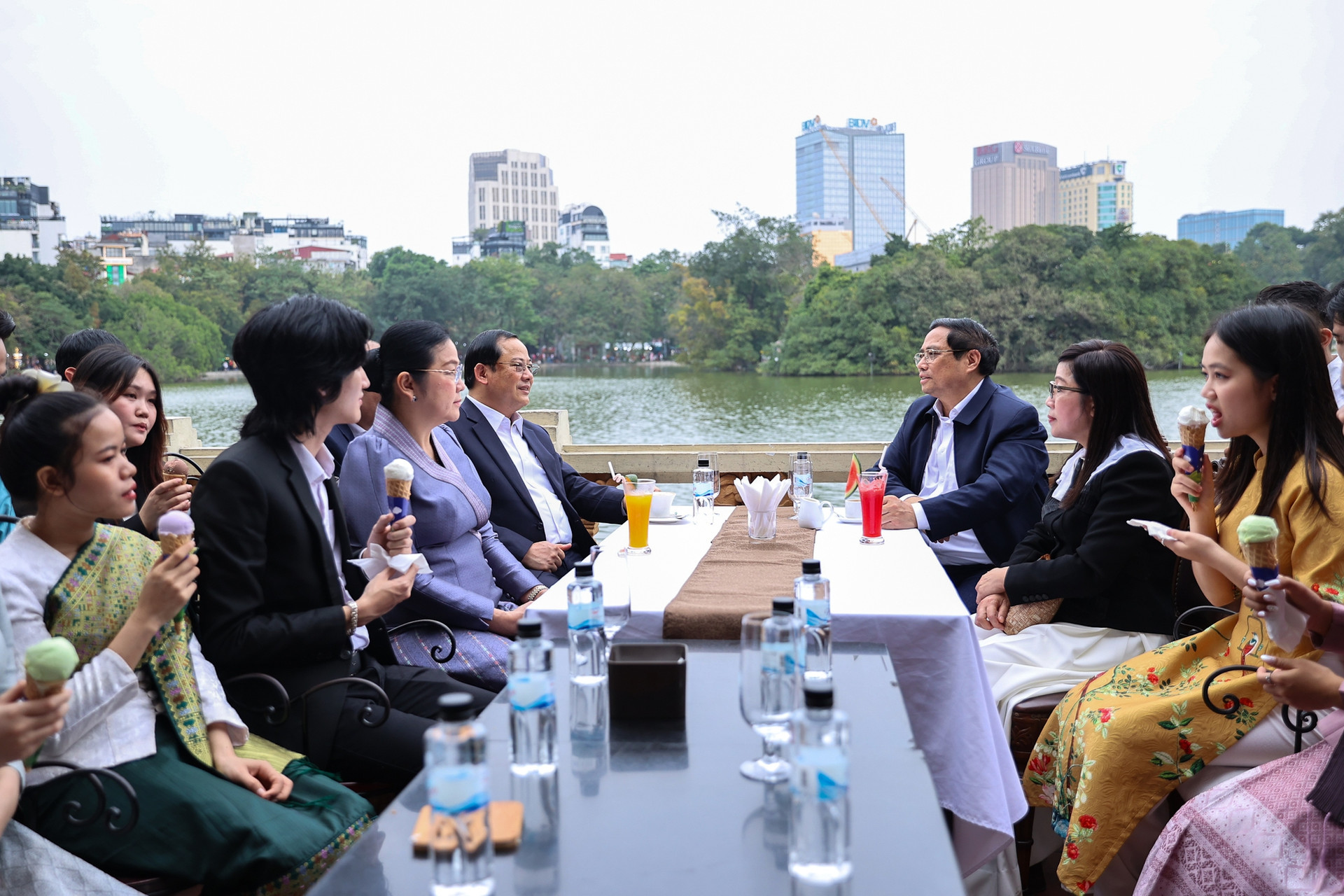 Thủ tướng Phạm Minh Chính, Thủ tướng Lào Sonexay Siphandone cùng hai Phu nhân thăm đền Ngọc Sơn, hồ Hoàn Kiếm- Ảnh 9.