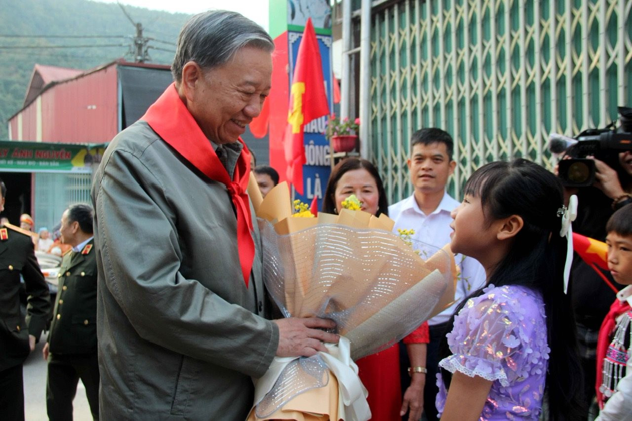Bộ trưởng Bộ Công an Tô Lâm trao tặng nhà bán trú cho Trường Phổ thông dân tộc bán trú Tiểu học Pa Tần