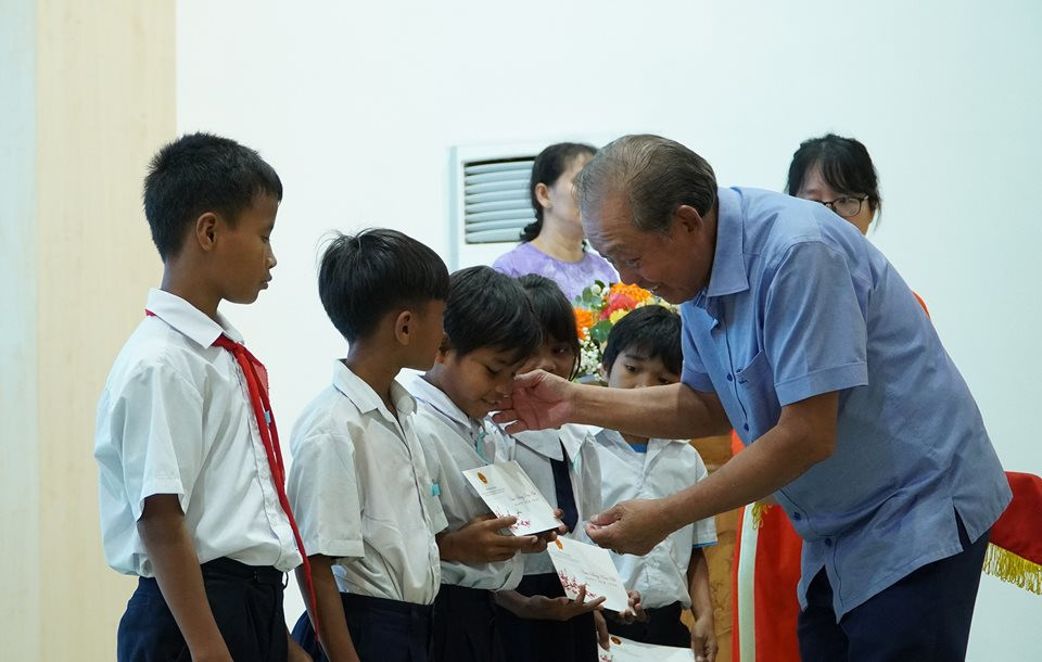 Khánh Hòa trao 350 phần quà cho học sinh dân tộc thiểu số khó khăn