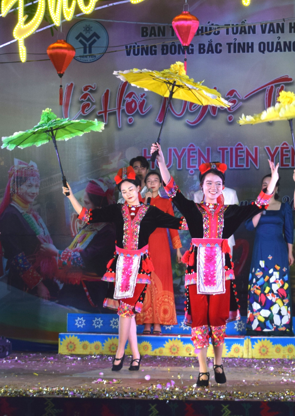 Duyên dáng sắc màu văn hoá dân tộc trên phố đi bộ Tiên Yên