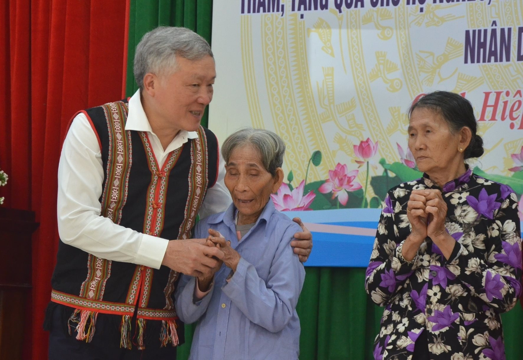 Chánh án TANDTC Nguyễn Hòa Bình tặng quà “Tết nhân ái” đến người đồng bào thiểu số