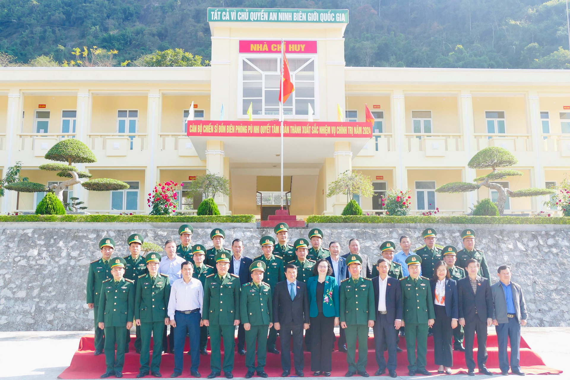Chủ tịch Hội đồng Dân tộc Y Thanh Hà Niê Kđăm chúc tết 5 đồn biên phòng tại huyện Mường Lát, Thanh Hóa