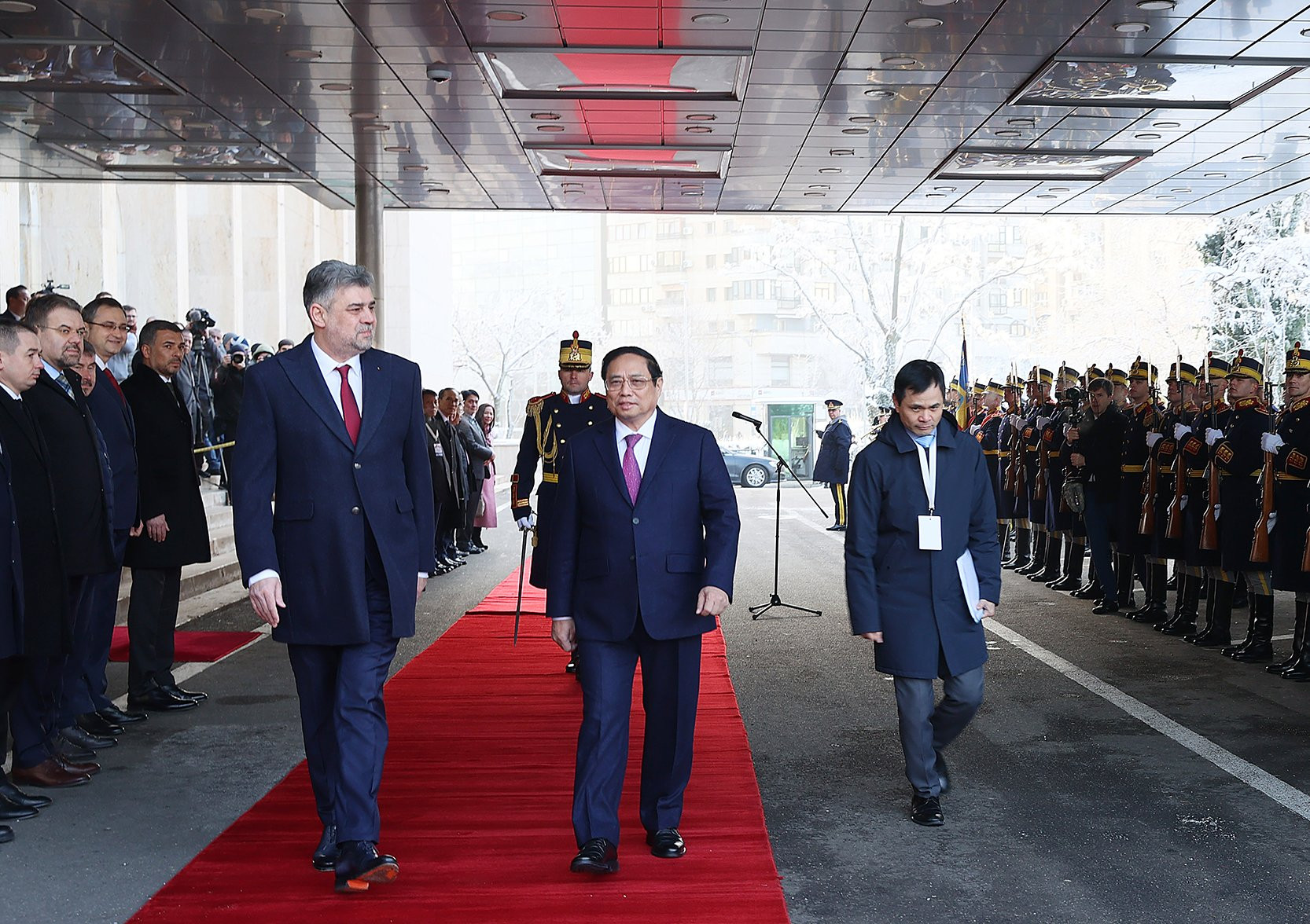 Thủ tướng Ion-Marcel Ciolacu chủ trì lễ đón Thủ tướng Phạm Minh Chính thăm chính thức Romania- Ảnh 4.