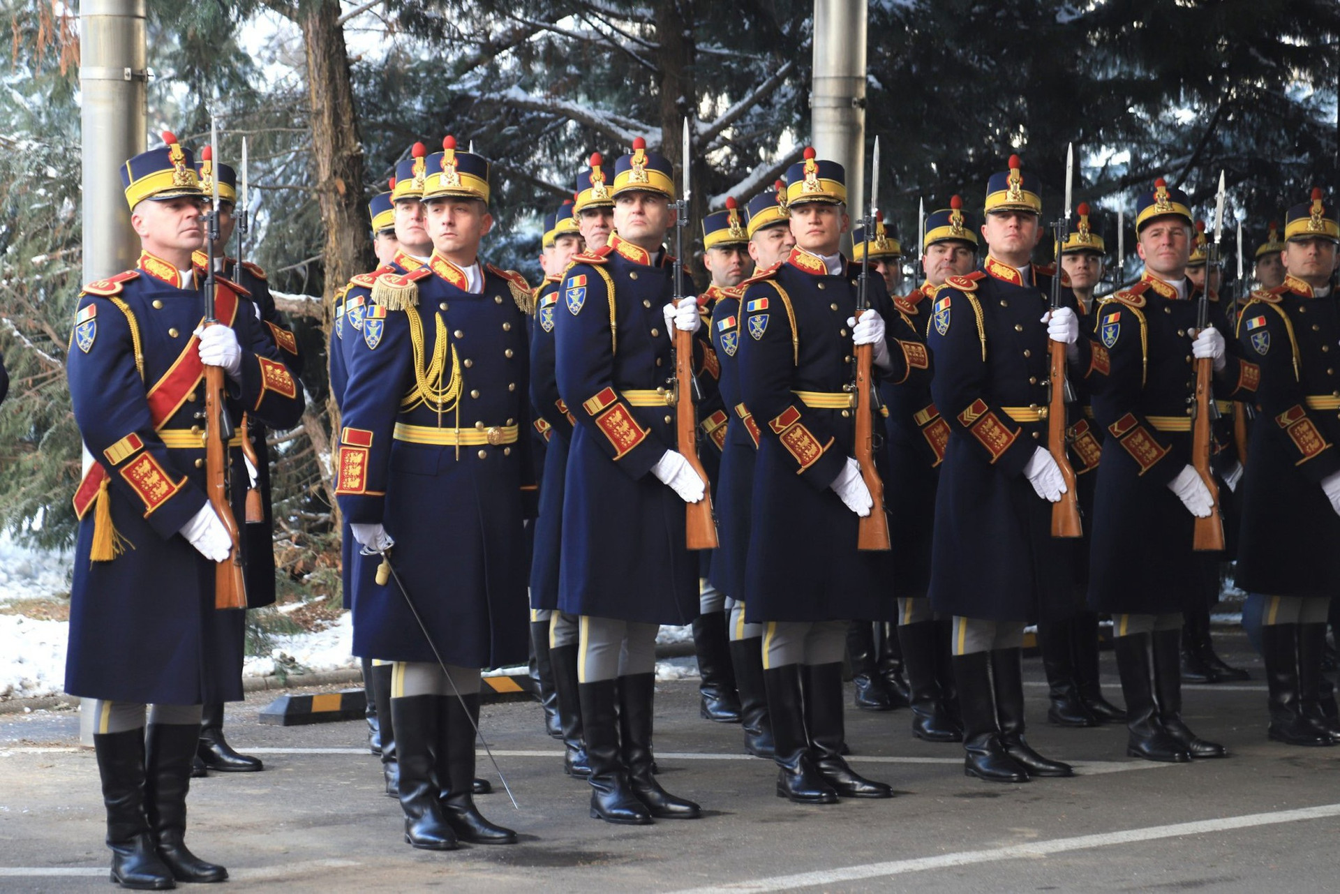 Thủ tướng Ion-Marcel Ciolacu chủ trì lễ đón Thủ tướng Phạm Minh Chính thăm chính thức Romania- Ảnh 6.