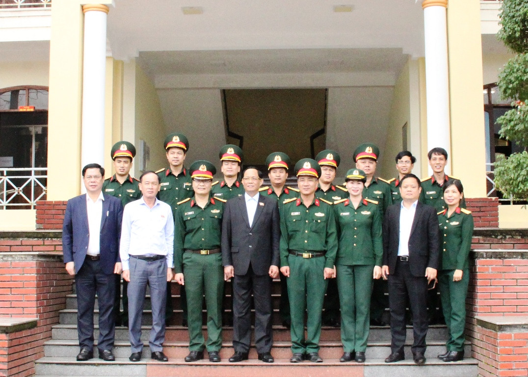 Phó Chủ tịch Quốc hội, Thượng tướng Trần Quang Phương chúc tết công nhân tại “Tết Sum vầy - Xuân chia sẻ”