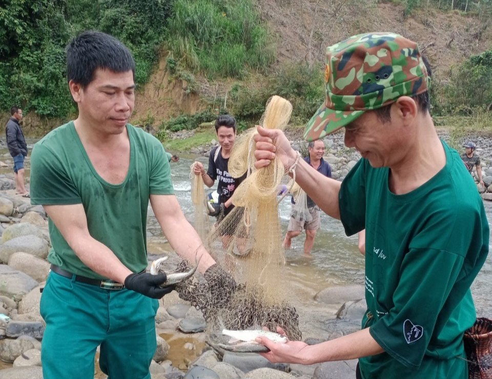 Dân bản bắt cá bán lấy tiền làm hệ thống điện chiếu sáng