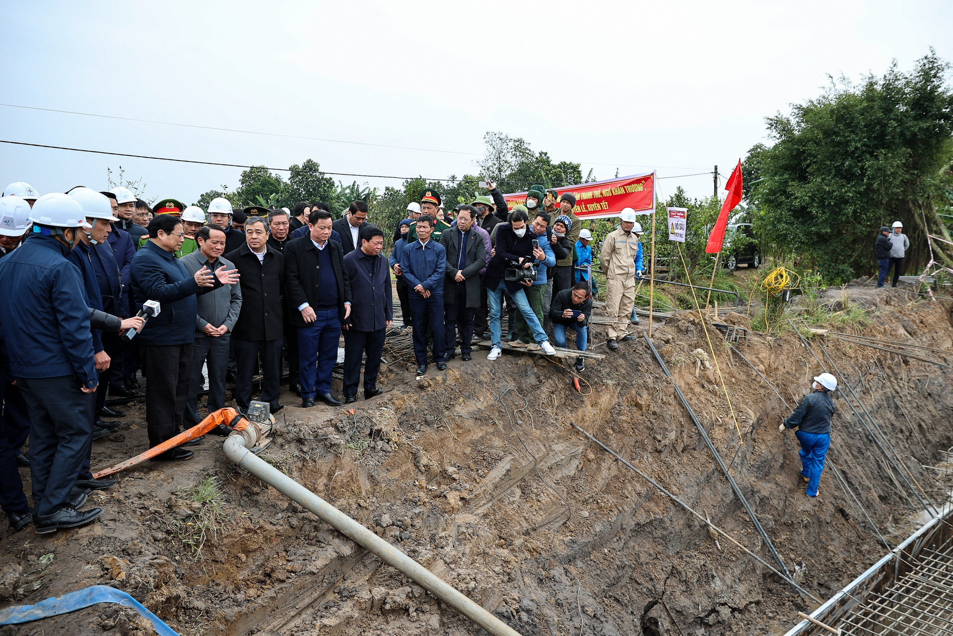 Thủ tướng: 'Vượt nắng thắng mưa', 'xuyên lễ xuyên Tết' để hoàn thành đường dây 500 kV mạch 3 vào tháng 6/2024- Ảnh 2.