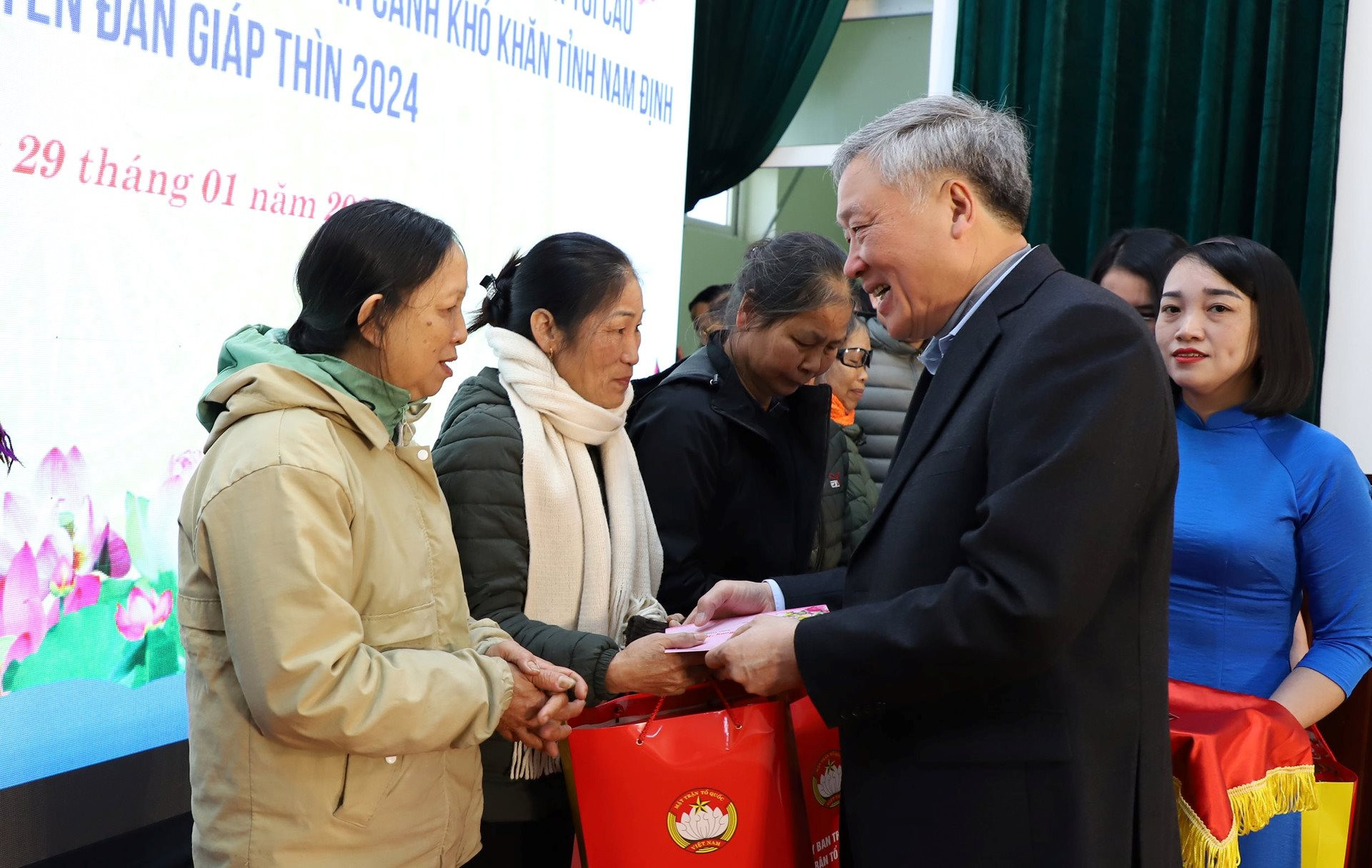 Chánh án TANDTC Nguyễn Hòa Bình thăm, chúc Tết công nhân, gia đình chính sách tại Nam Định