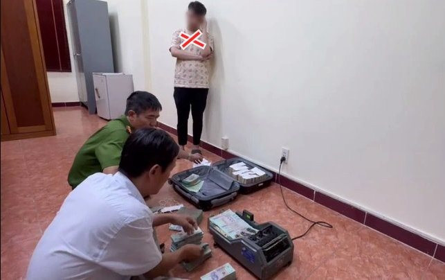 Cơ quan chức năng kiểm đếm số tiền thu lợi bất chính từ hoạt động môi giới mại dâm của Nguyễn Hữu Thái (dấu X)