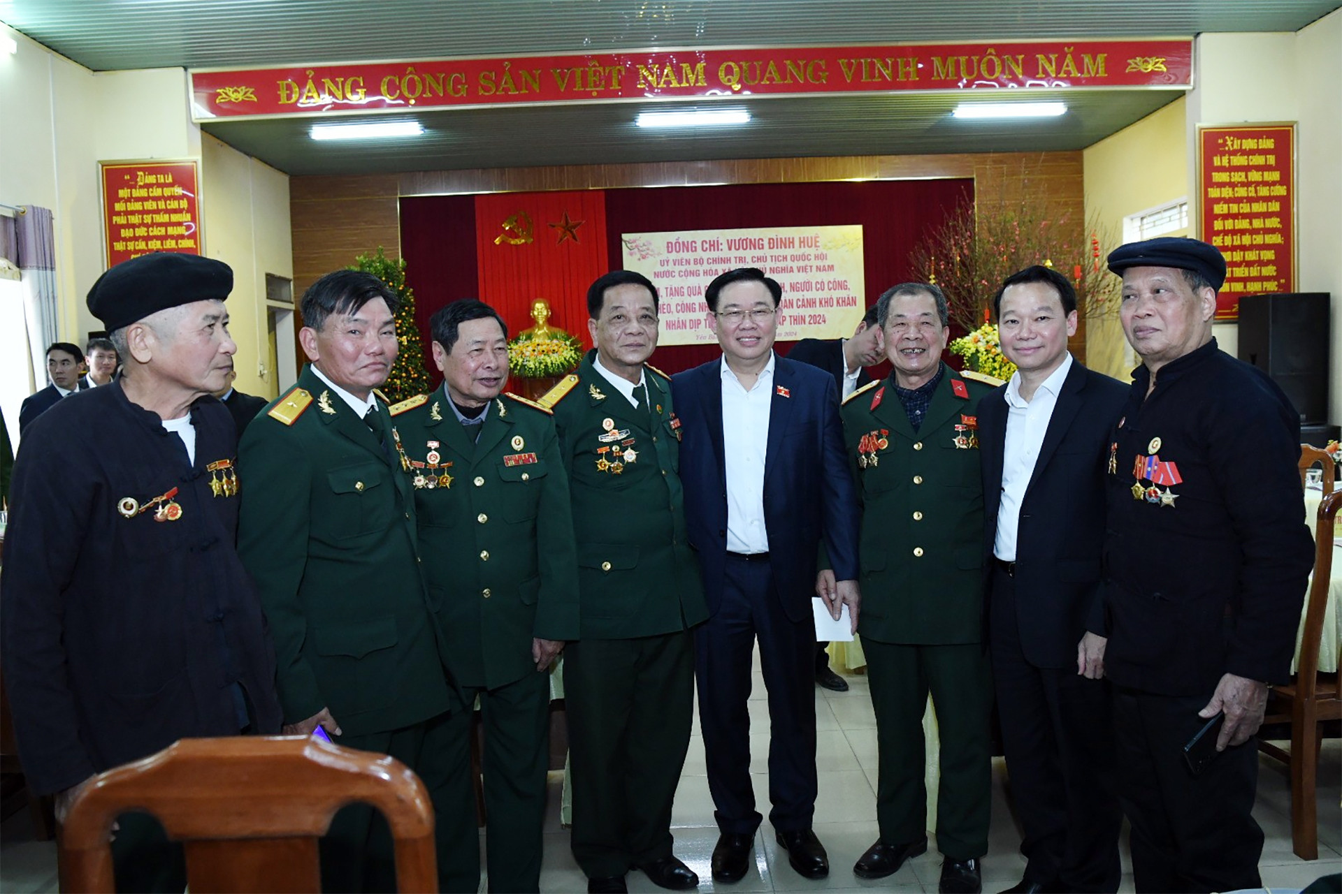 Chủ tịch Quốc hội chúc Tết, tặng quà hộ chính sách, công nhân, Trung đoàn Không quân 921 tại Yên Bái- Ảnh 2.