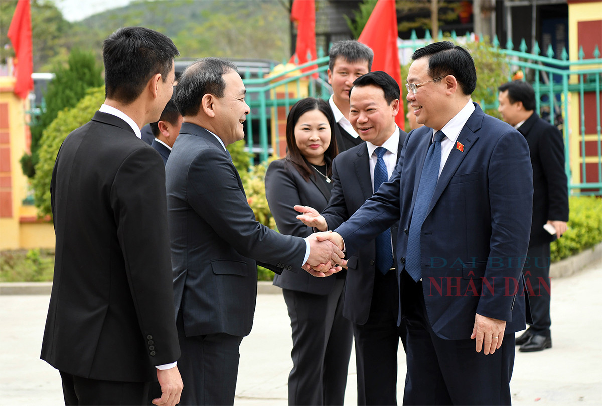 Chủ tịch Quốc hội Vương Đình Huệ thăm, tặng quà Tết gia đình chính sách, người có hoàn cảnh khó khăn tại Yên Bái -4