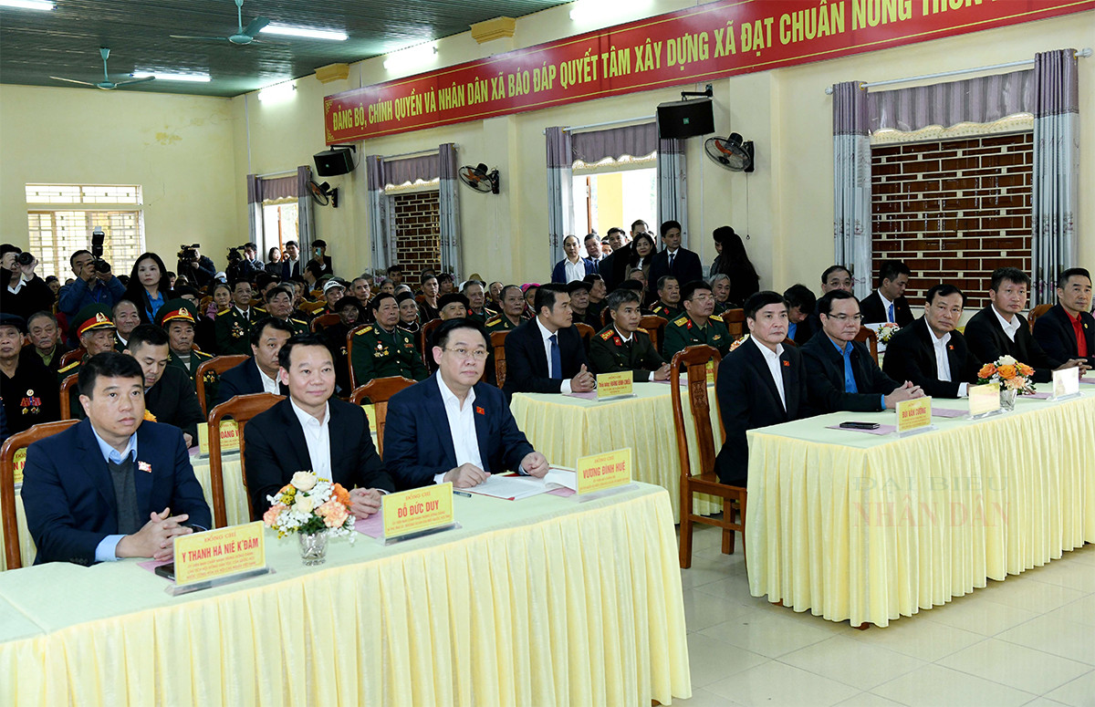 Chủ tịch Quốc hội Vương Đình Huệ thăm, tặng quà Tết gia đình chính sách, người có hoàn cảnh khó khăn tại Yên Bái -0
