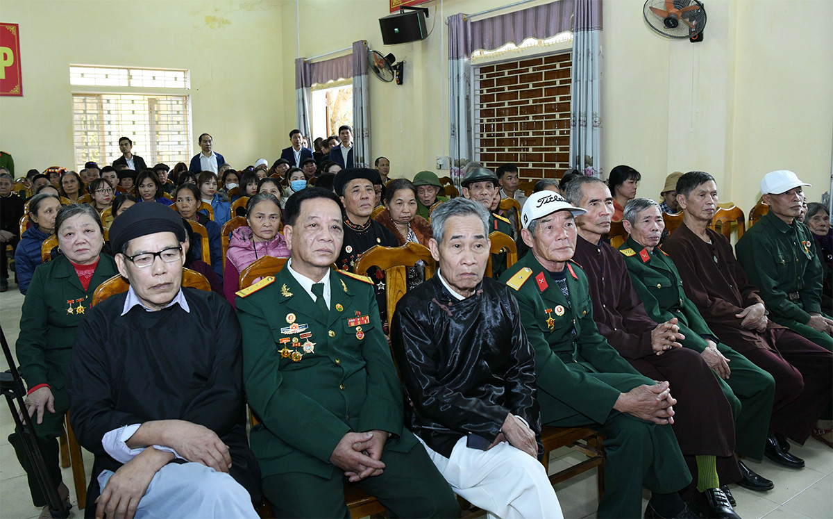 Chủ tịch Quốc hội Vương Đình Huệ thăm, tặng quà Tết gia đình chính sách, người có hoàn cảnh khó khăn tại Yên Bái -3