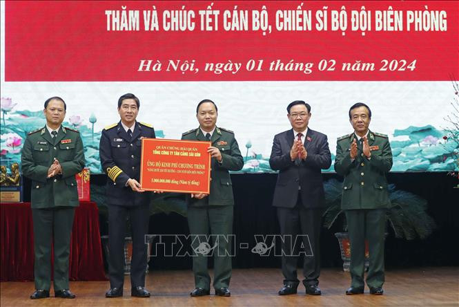 Chủ tịch Quốc hội Vương Đình Huệ thăm, chúc Tết tại Bộ Tư lệnh Bộ đội Biên phòng- Ảnh 3.