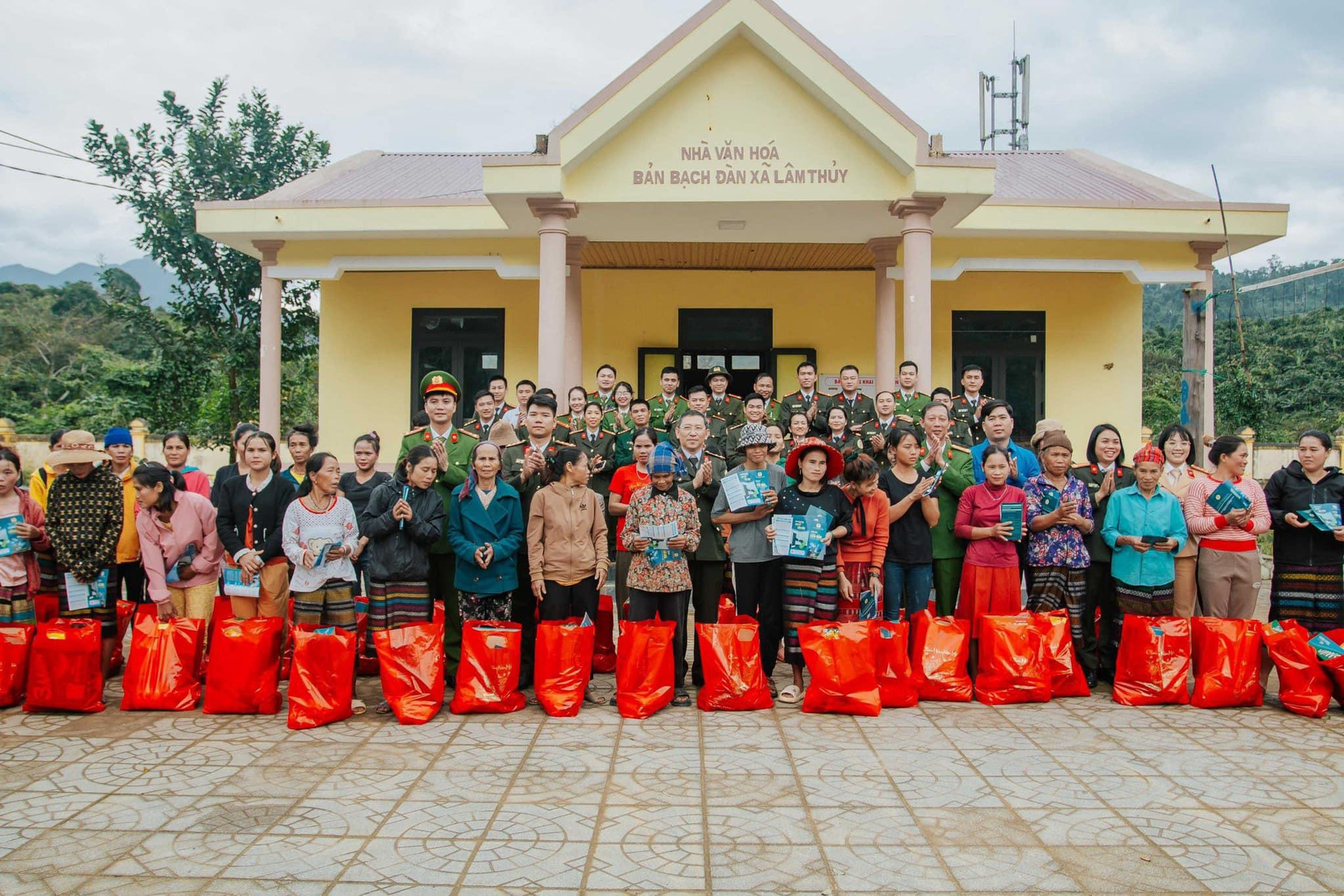 Tuổi trẻ Công an huyện Lệ Thủy tích cực tham gia các hoạt động tuyên truyền chào Xuân Giáp Thìn
