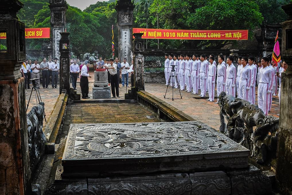 Vào dịp lễ hội Hoa Lư hàng năm, đền thờ vua Đinh Tiên Hoàng là trung tâm của lễ hội. Cặp long sàng cũng là nơi tổ chức các lễ tế để tỏ lòng thành kính với vị vua khai sinh ra nhà nước Đại Cồ Việt, chọn Hoa Lư làm kinh đô cách đây hơn 1.000 năm. Ảnh: Ninh Mạnh Thắng