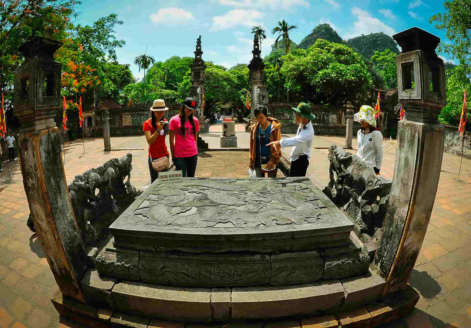 Độc đáo cặp long sàng chạm rồng 500 năm tuổi ở Ninh Bình
