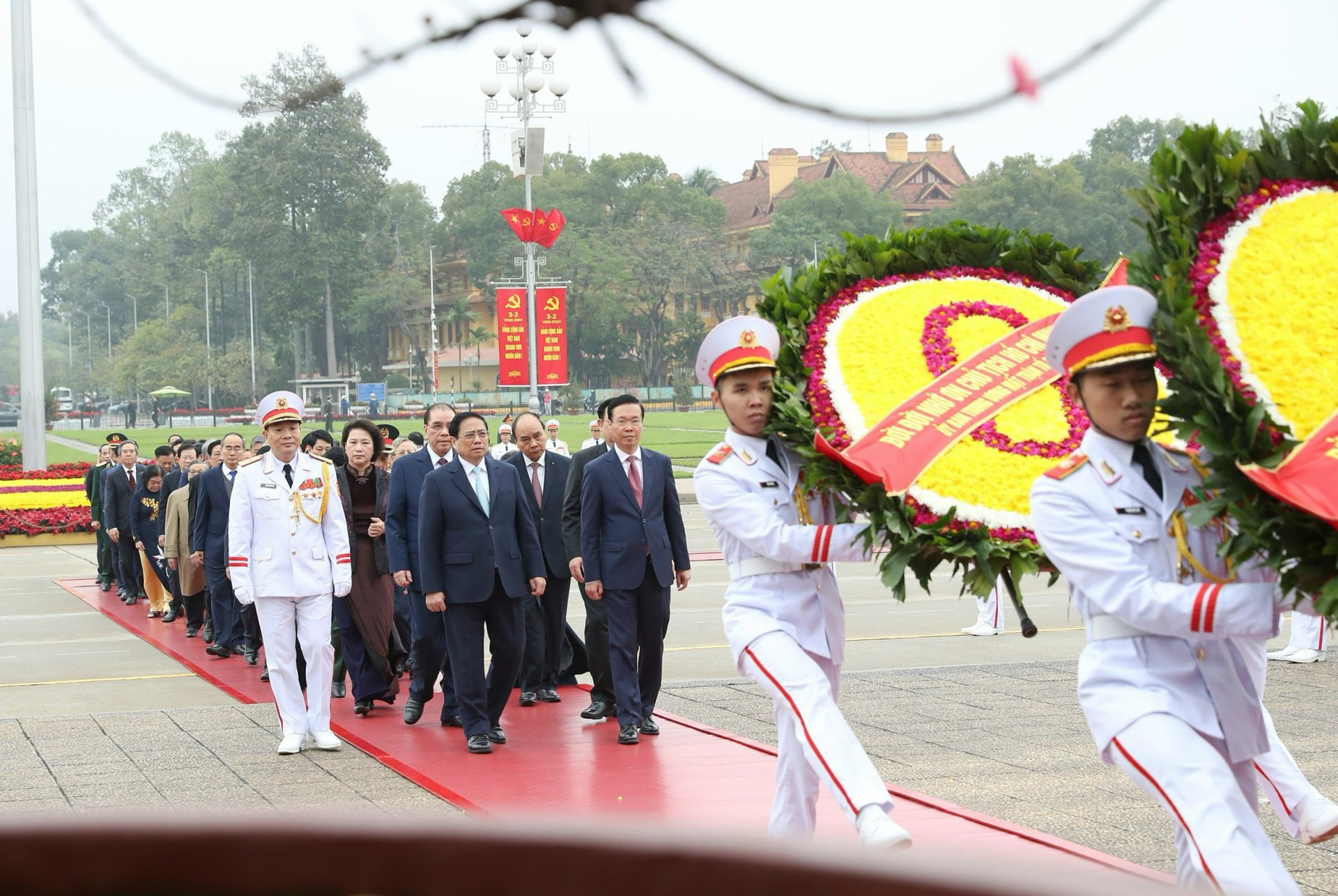 Lãnh đạo Đảng, Nhà nước vào Lăng viếng Chủ tịch Hồ Chí Minh nhân dịp Tết Nguyên đán 2024- Ảnh 1.