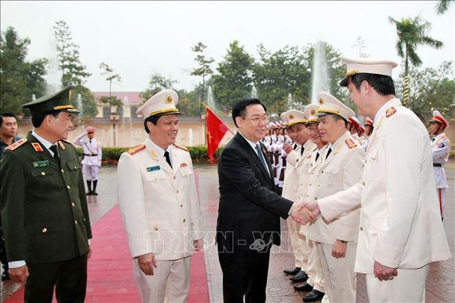 Chủ tịch Quốc hội Vương Đình Huệ thăm, chúc Tết Công an tỉnh Nghệ An- Ảnh 1.
