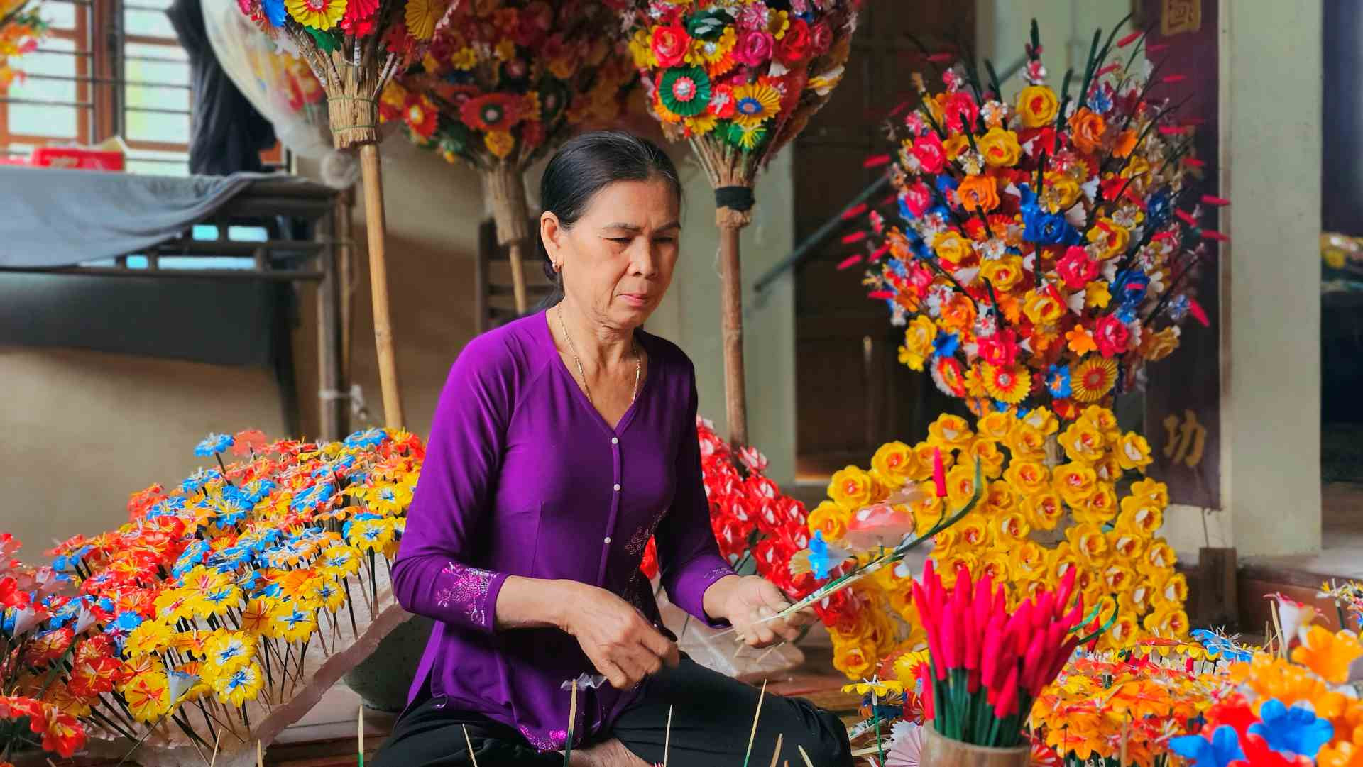 Song, câu chuyện quan ngại nhất đối với những gia đình có truyền thống tại làng nghề này đó chính là “người nối nghề”, khi mà thế hệ kế cận, những người trẻ không có nhiệt huyết để nối dõi nghề. 