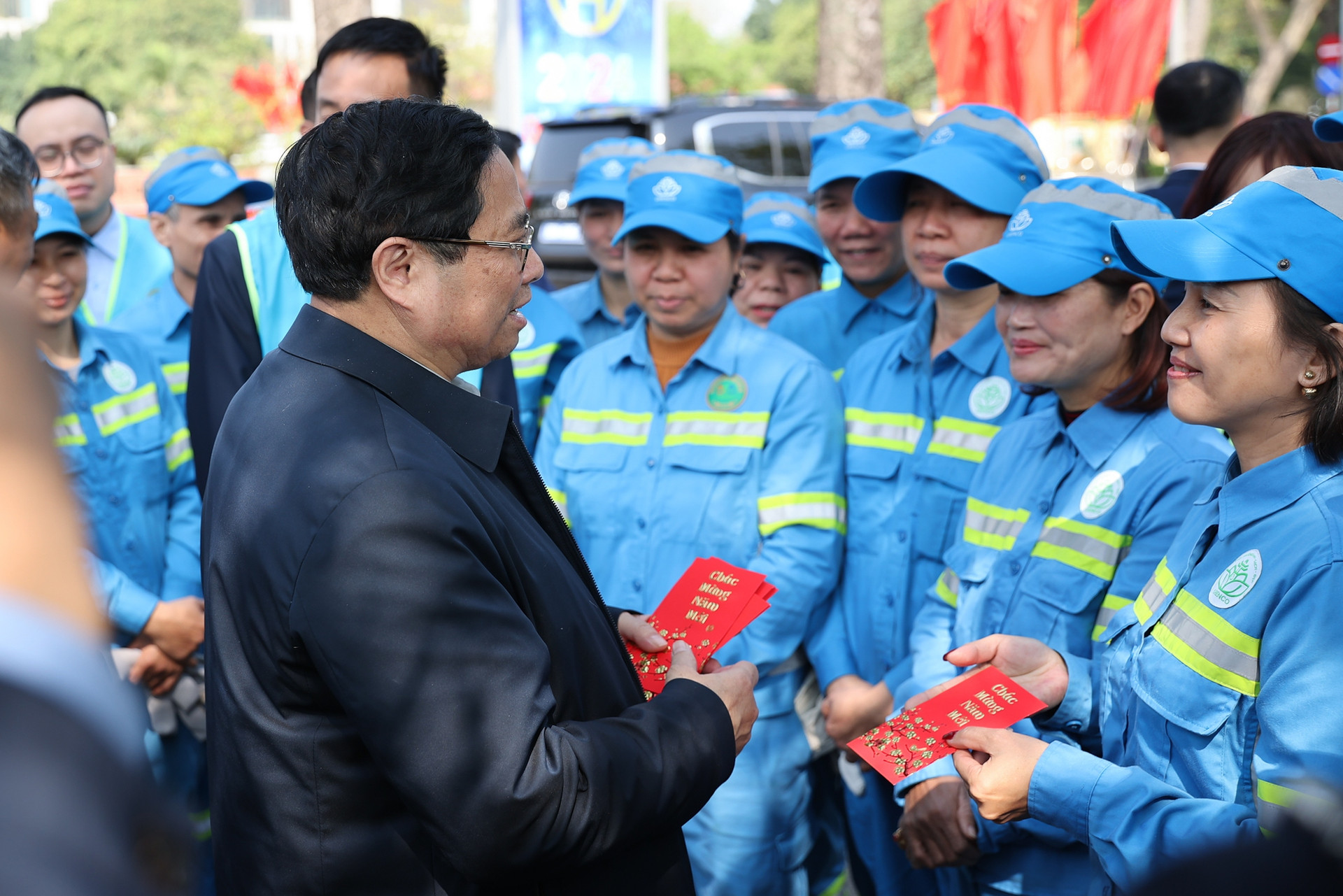 Thủ tướng thăm, tặng quà người lao động làm việc xuyên Tết- Ảnh 3.
