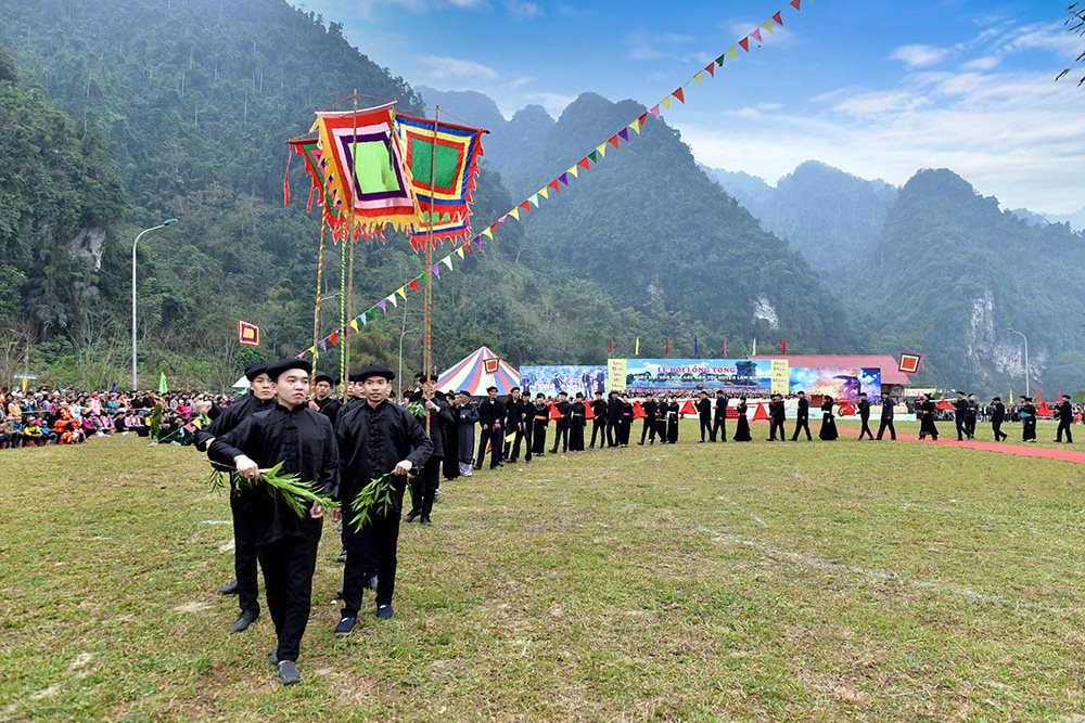 nghi-le-ruoc-mam-tong-trong-le-hoi-long-tong..jpg