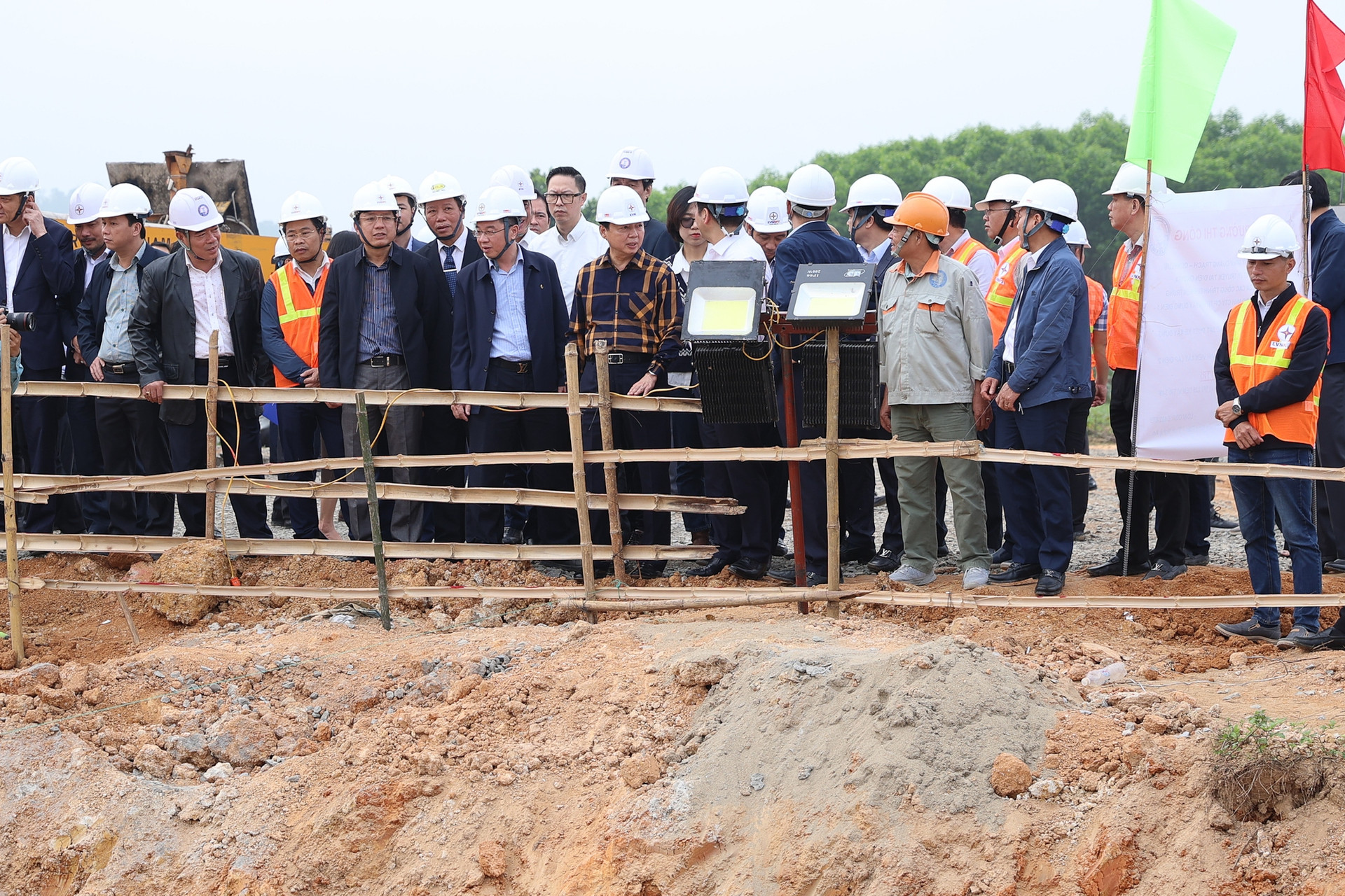 Phó Thủ tướng Trần Hồng Hà kiểm tra, thúc đẩy tiến độ 2 dự án hạ tầng trọng điểm, chiến lược- Ảnh 4.