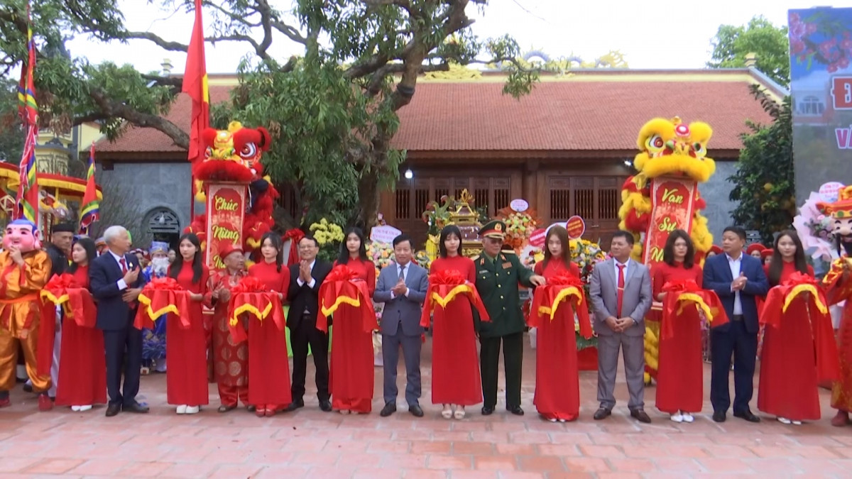 Người dân nô nức tham dự lễ hội đền Đức Vua Bà "Thủy tổ quan họ" ở Bắc Ninh