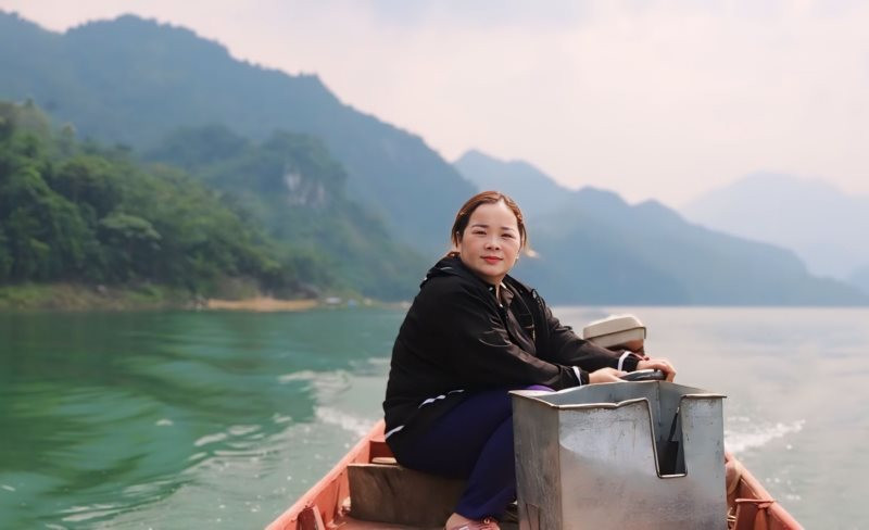 Cô giáo dân tộc Mường với hành trình "18 năm chèo đò vượt sông Đà đưa học trò đến lớp"