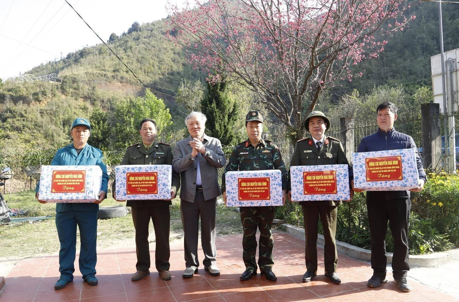 Chánh án TANDTC Nguyễn Hòa Bình đến thăm, động viên, tặng quà các lực lượng thực hiện nhiệm vụ chữa cháy tại VQG Hoàng Liên
