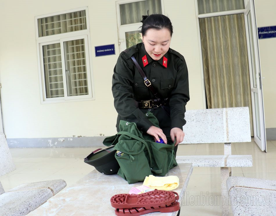 Nữ thanh niên người Mông viết đơn tình nguyện nhập ngũ