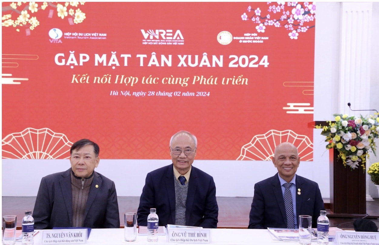 Đại diện các Hiệp hội trong chương trình “Gặp mặt tân xuân 2024” giữa VNREA - VITA - BAOOV.