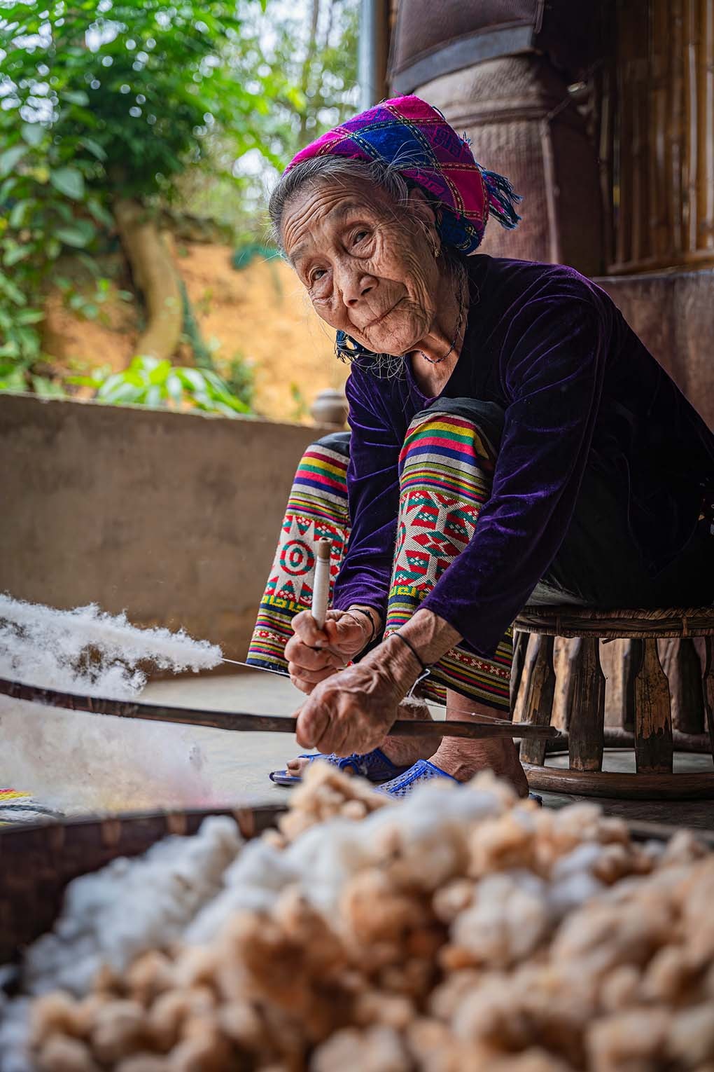 Theo nghệ nhân Sầm Thị Châu (78 tuổi), để có được một tấm vải thổ cẩm mất rất nhiều công đoạn như: Quay sợi, mắc khung, tạo hoa văn, dệt, nhuộm. Mỗi công đoạn đều đòi hỏi tính sáng tạo và đôi tay khéo léo tạo hình các hoa văn lên sản phẩm sao cho hài hòa, cân đối.